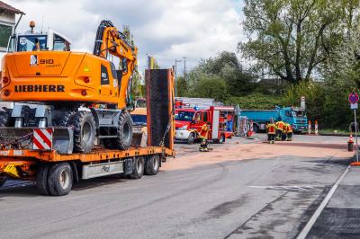 Kornwestheim: Geplatzte Hydraulikleitung fuehrt zu Feuerwehreinsatz - Hydraulikoel verteilen sich grossflaechig auf der Fahrbahn